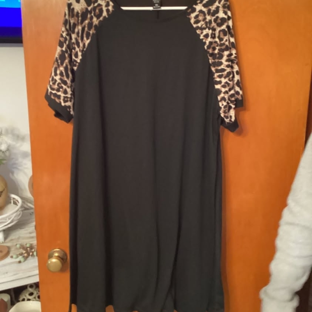 Stylish Black Dress with Leopard Print Sleeves